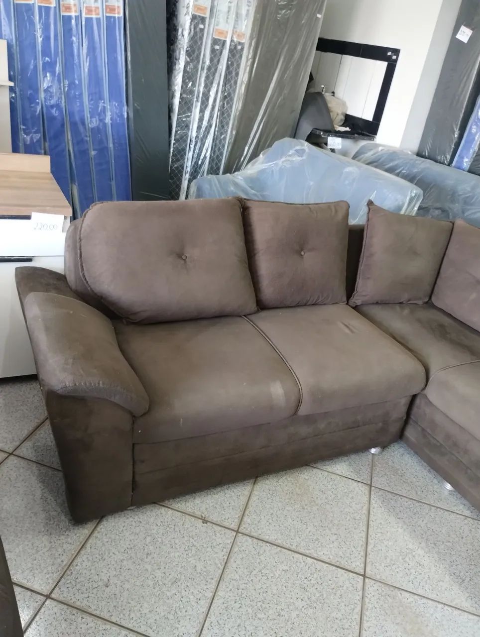Sofá de canto marrom suede usado com almofadas  - Foto 3