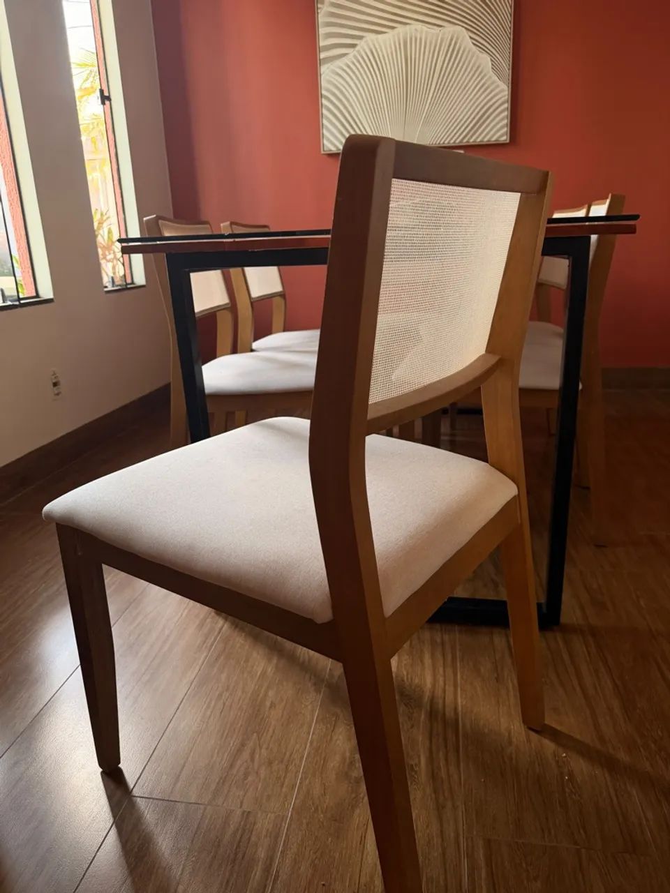 Mesa de madeira com jogo de 6 cadeiras  - Foto 3