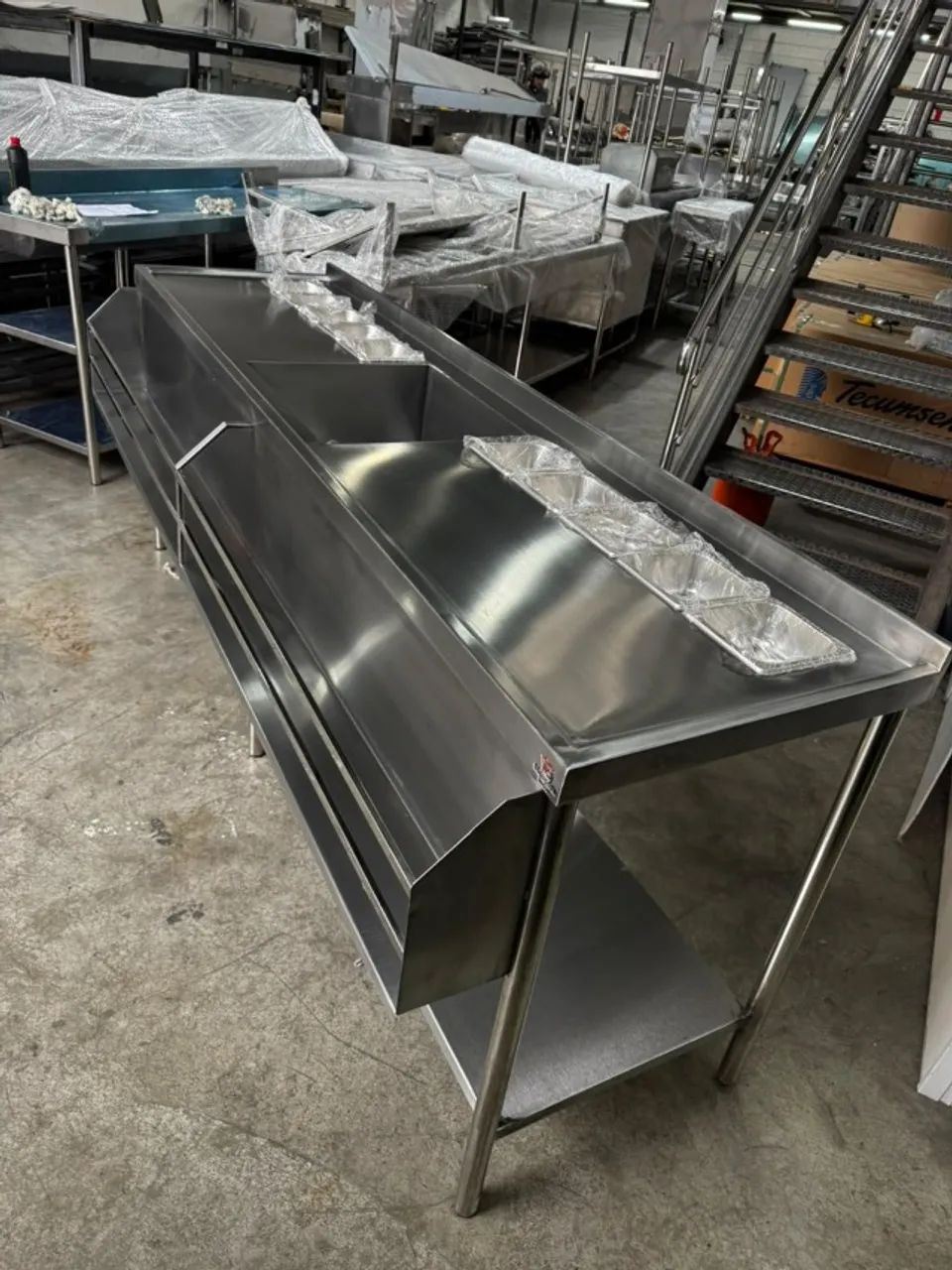 Bancada 100% inox para bares com suporte para drinks e condimentadora sob medida SA
