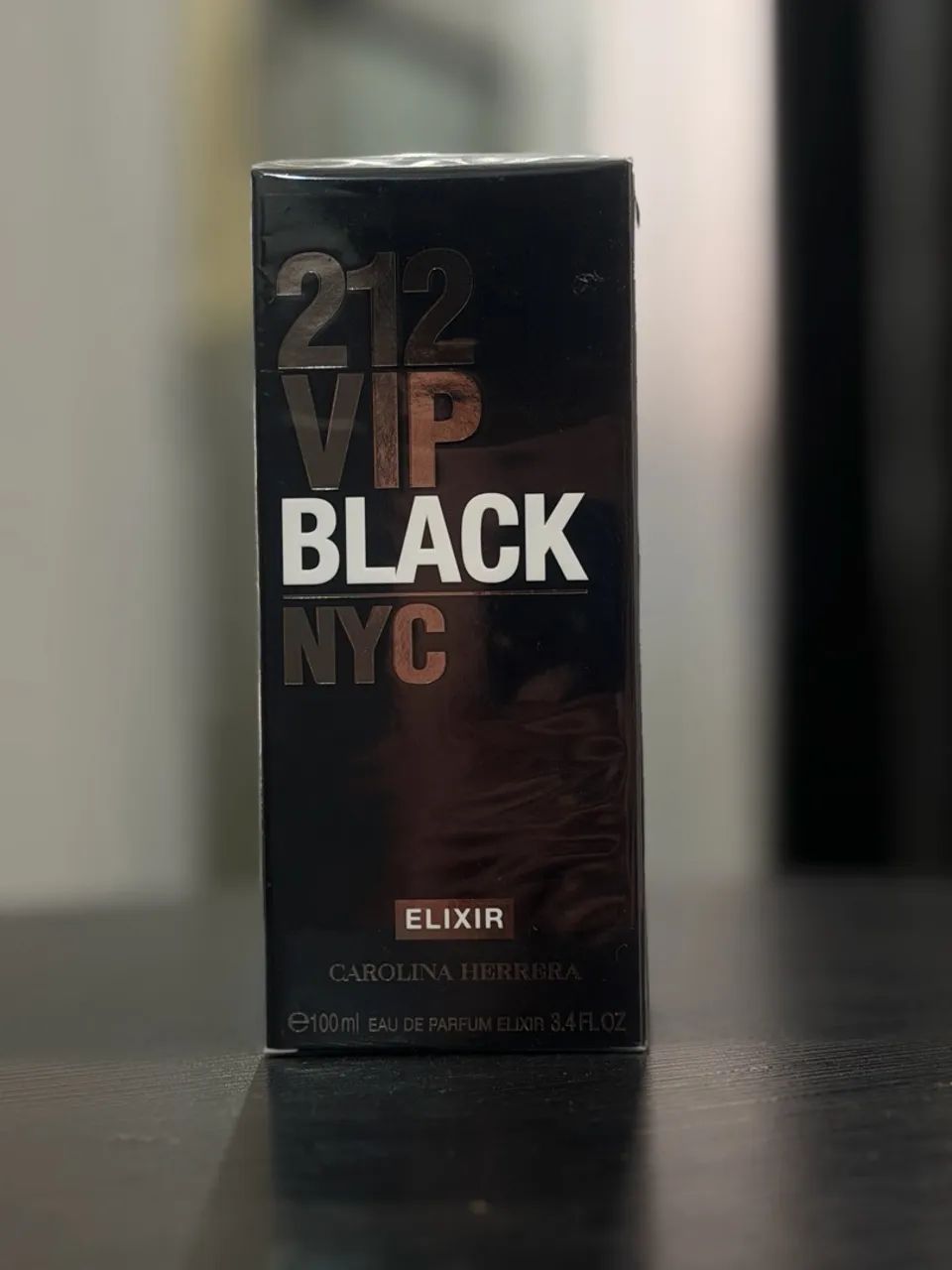 Perfume Carolina Herrera 212 VIP Black Elixir 100ml Lacrado - Foto 2