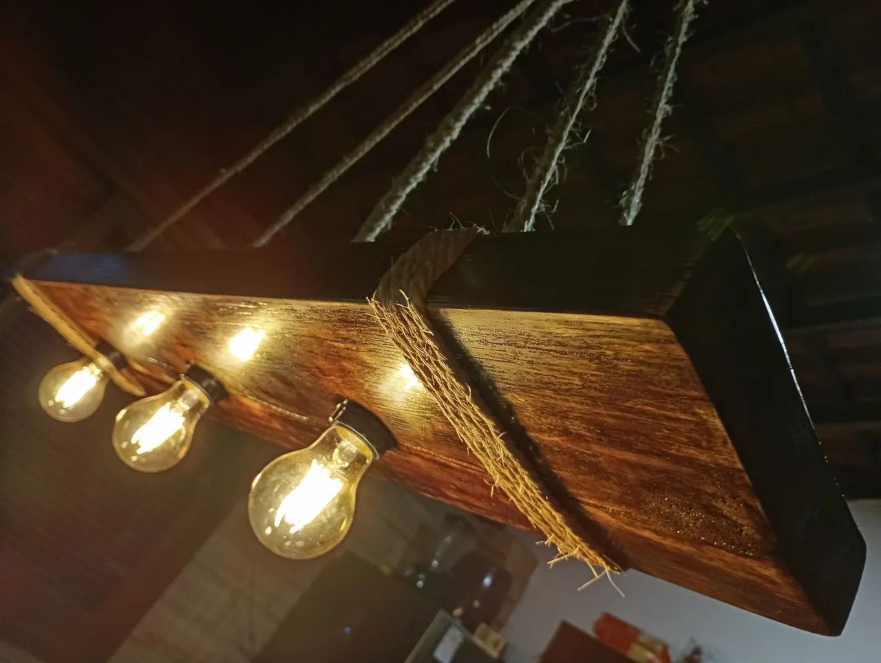 LUMINÁRIA RÚSTICA ARTESANAL EM MADEIRA MACIÇA 3 LÂMPADAS - Foto 4