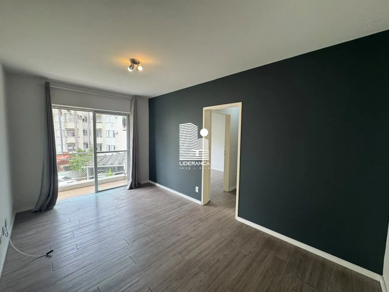 Apartamento de 02 dormitórios na Trindade