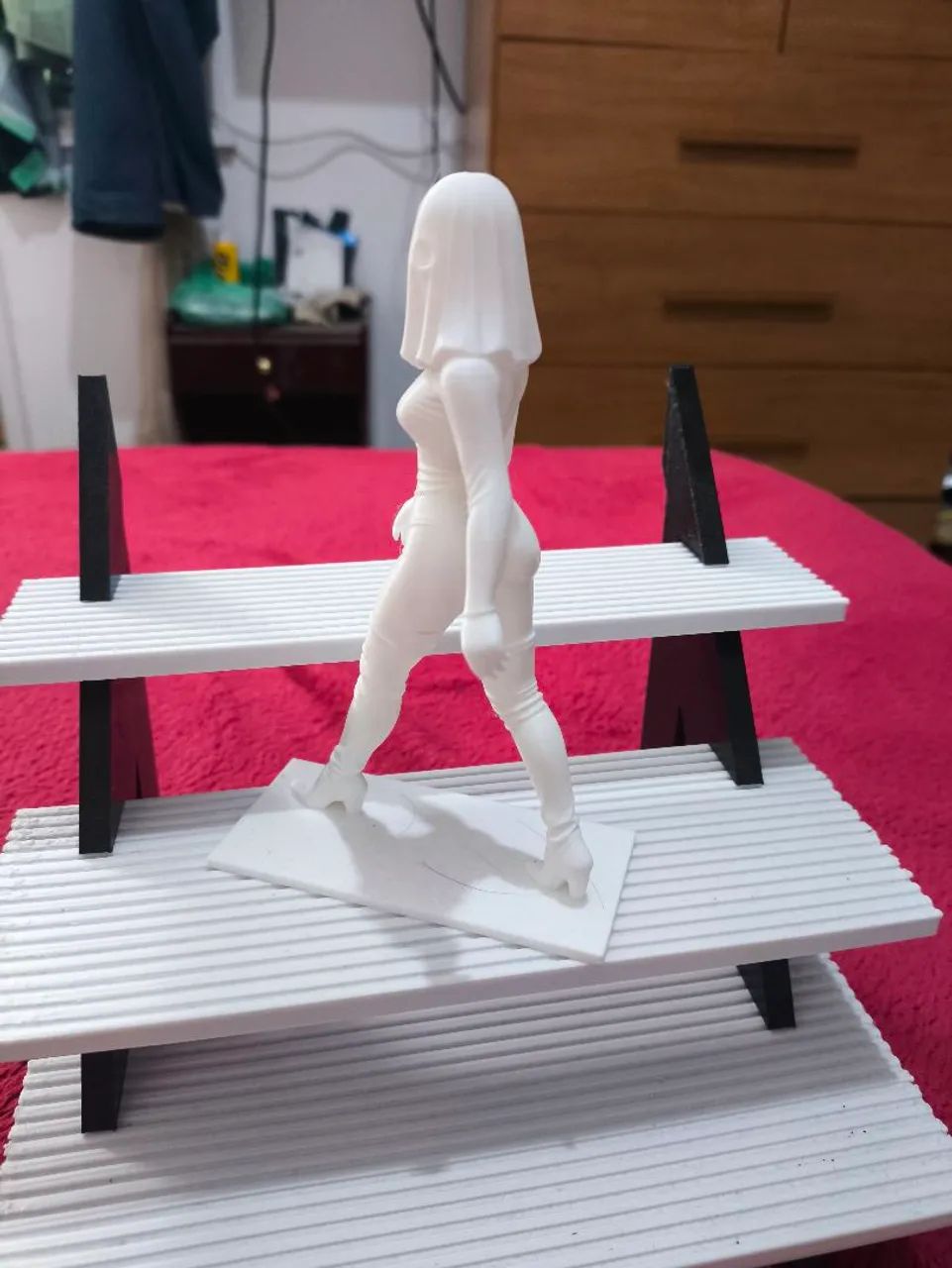 Miniatura "Ghost Walk" - Peça Decorativa com Pose Sensual - Foto 5