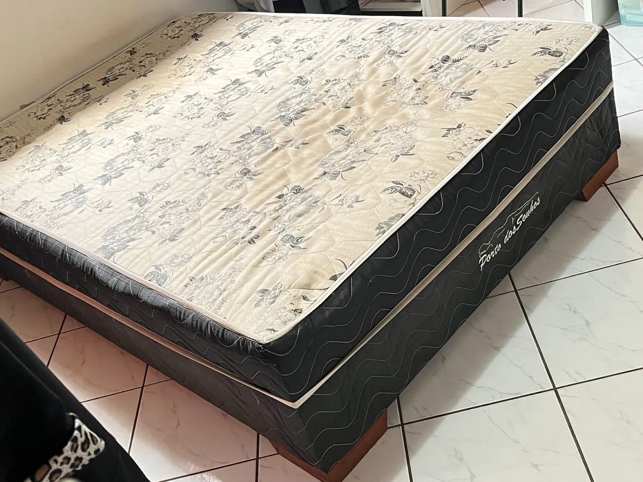 Cama box casal (não acompanha colchão)
