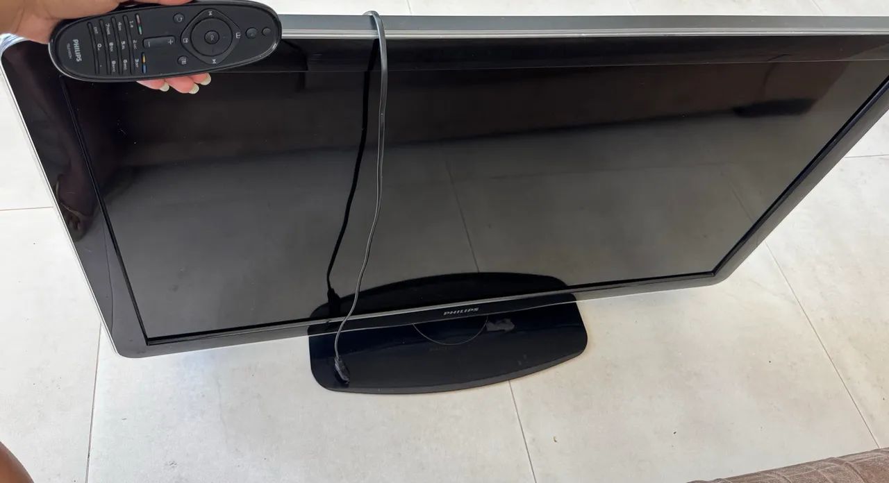 TV Philips 40 polegadas completa (controle, pé e parafusos na caixa) - Foto 2