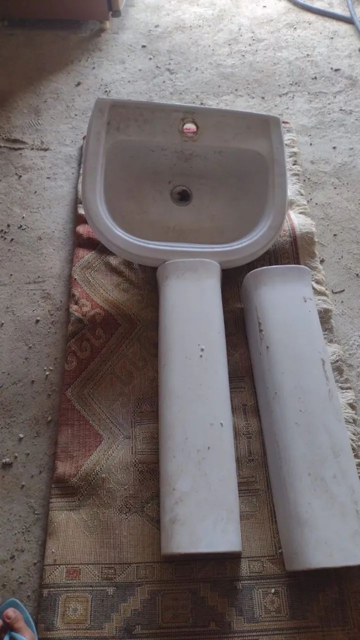 Lavatório grande com coluna