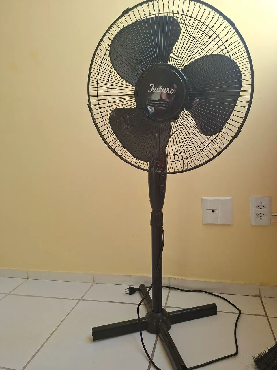 Ventilador de pé funcionando só 50 reais - Foto 2