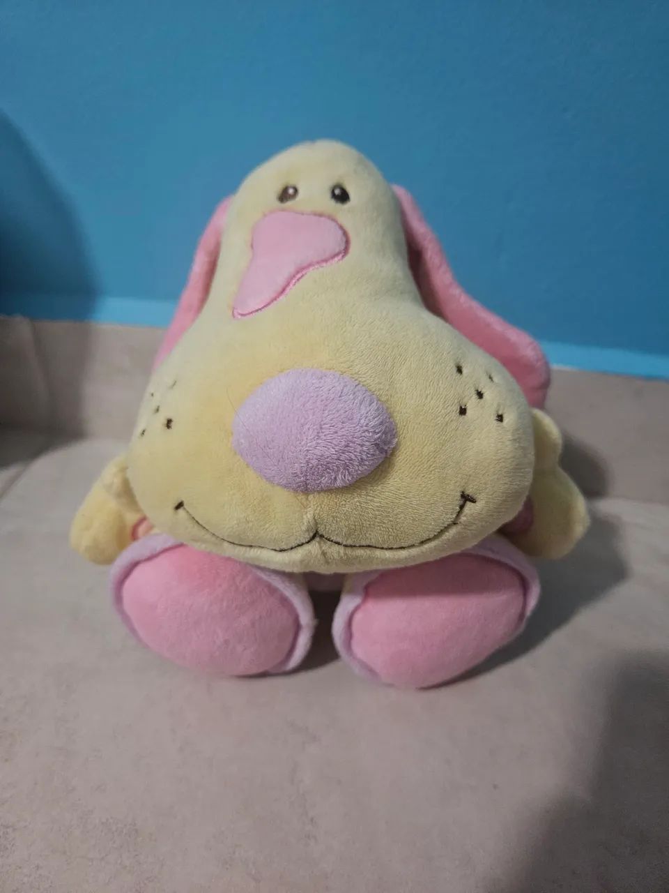 Lindo cachorro de pelúcia