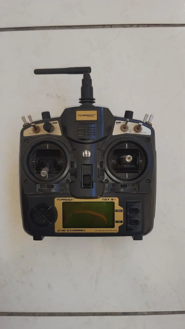 Rádio Turnigy 9X Modelo V2, em ótimo estado, com bateria de Lipo e 1 receptor 