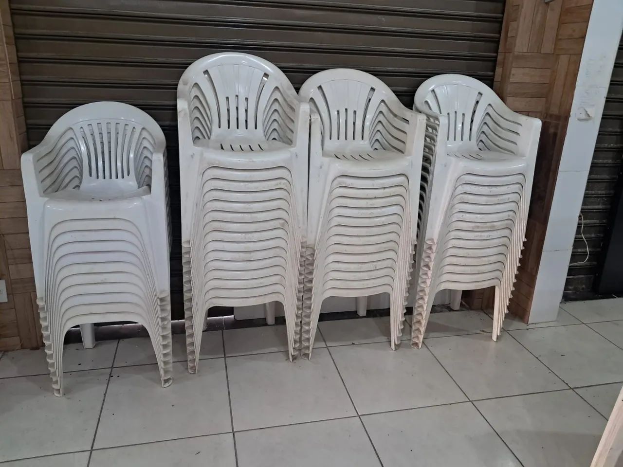 Cadeira de plástico reforçada (R$ 49,00 cada)
