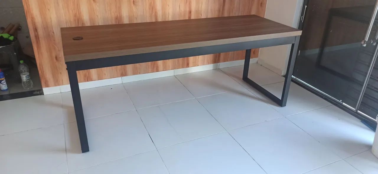 Mesa reta de 1.90m para escritório 