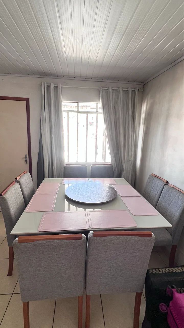 Conjunto Mesa quadrada de madeira com 8 cadeiras.