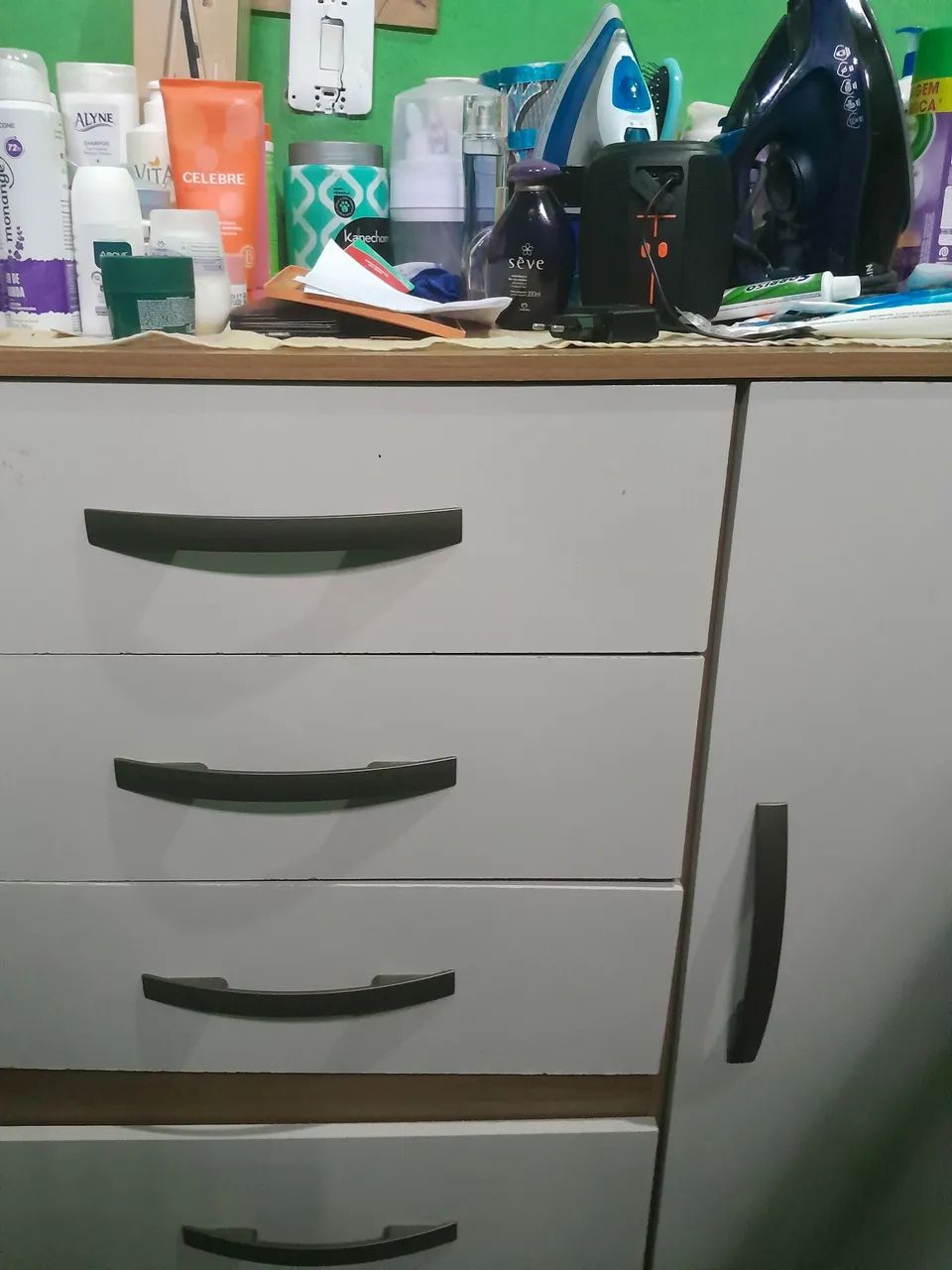 Vende Se uma cômoda. 