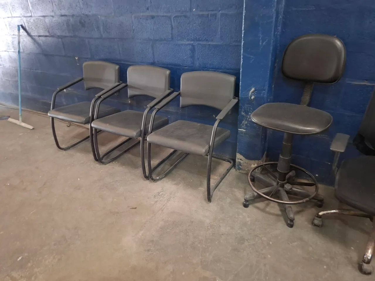 Vendo cinco cadeiras para escritório. 
