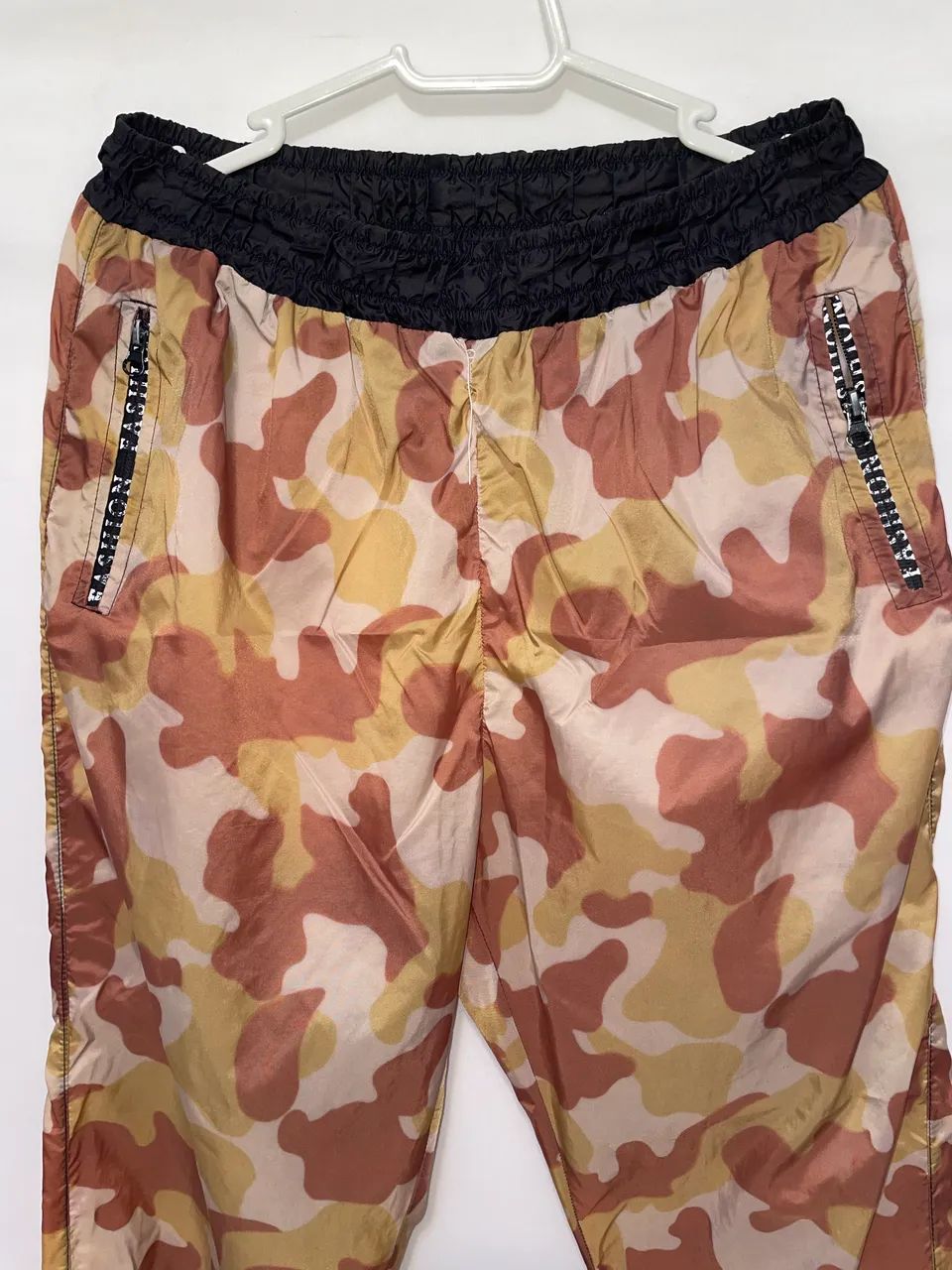 Calça vintage de náilon camuflada  - Foto 2