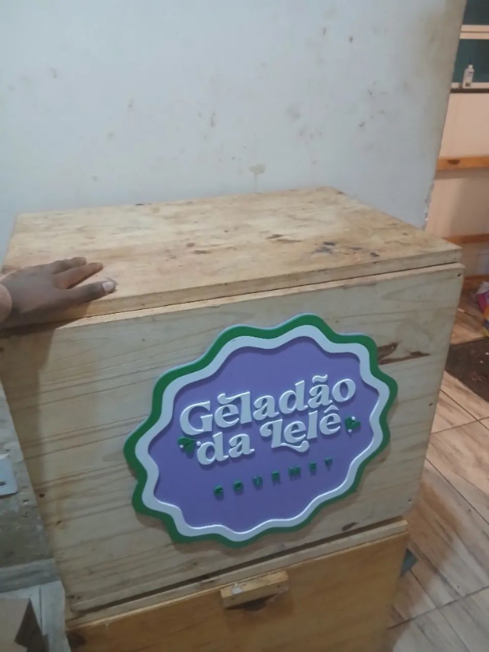 Caixa de madeira com suporte65204501919618123