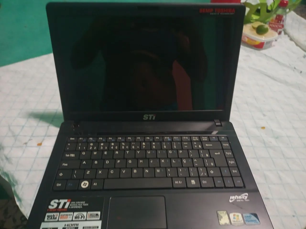 Notebook Semp TOSHIBA ,para retirar peças ou para quem quer fazer o reparo. Vê nas fotos.