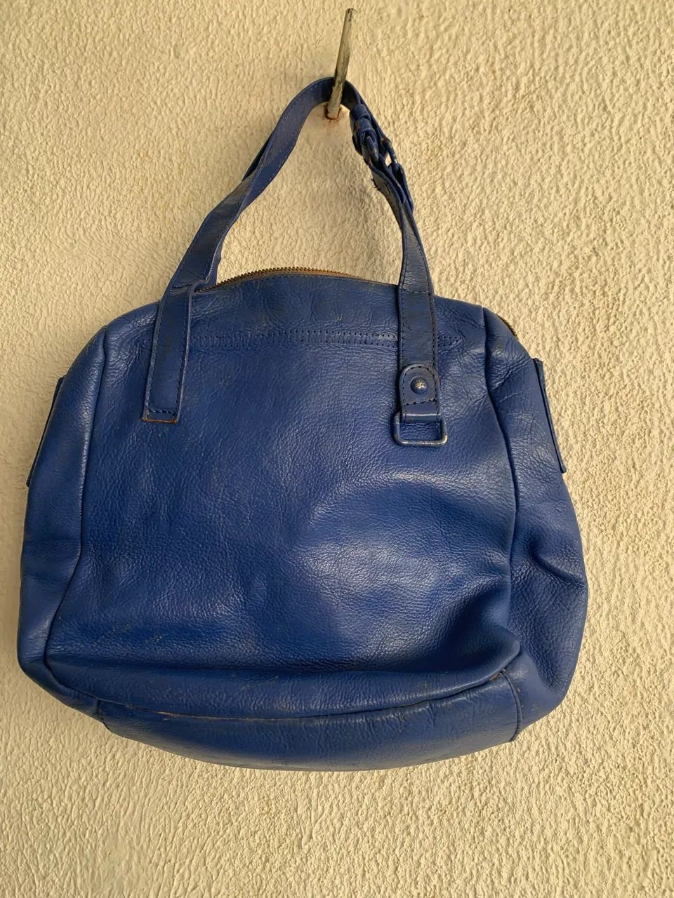 Bolsa de couro legítimo reformada e pintada ma s em bom estado 