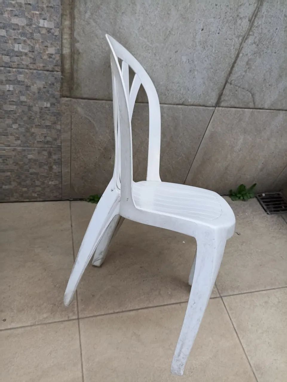 Cadeira branca de plástico  - Foto 2