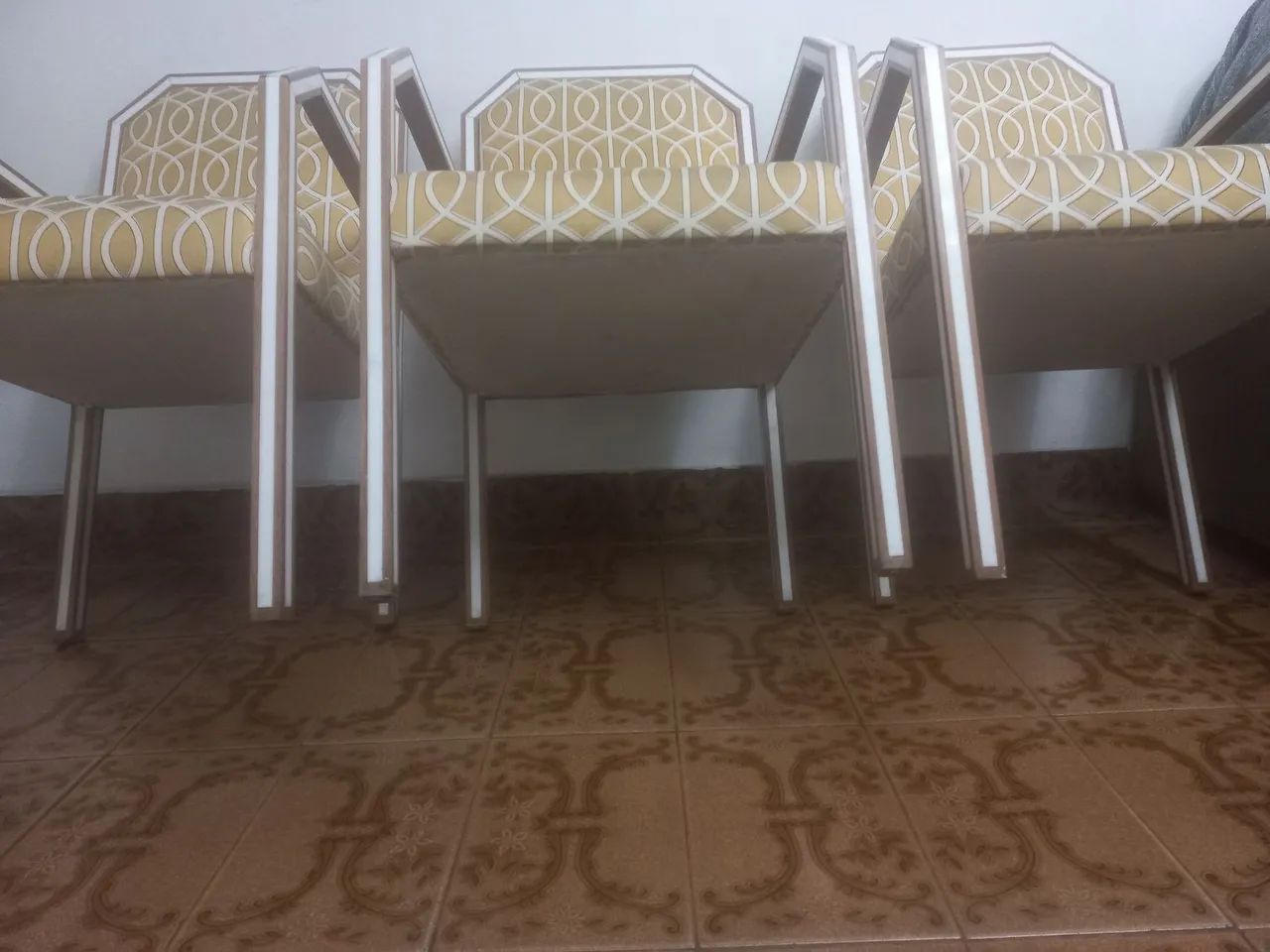 3 CADEIRAS  ESTOFADAS TECIDO AMARELO  - Foto 4