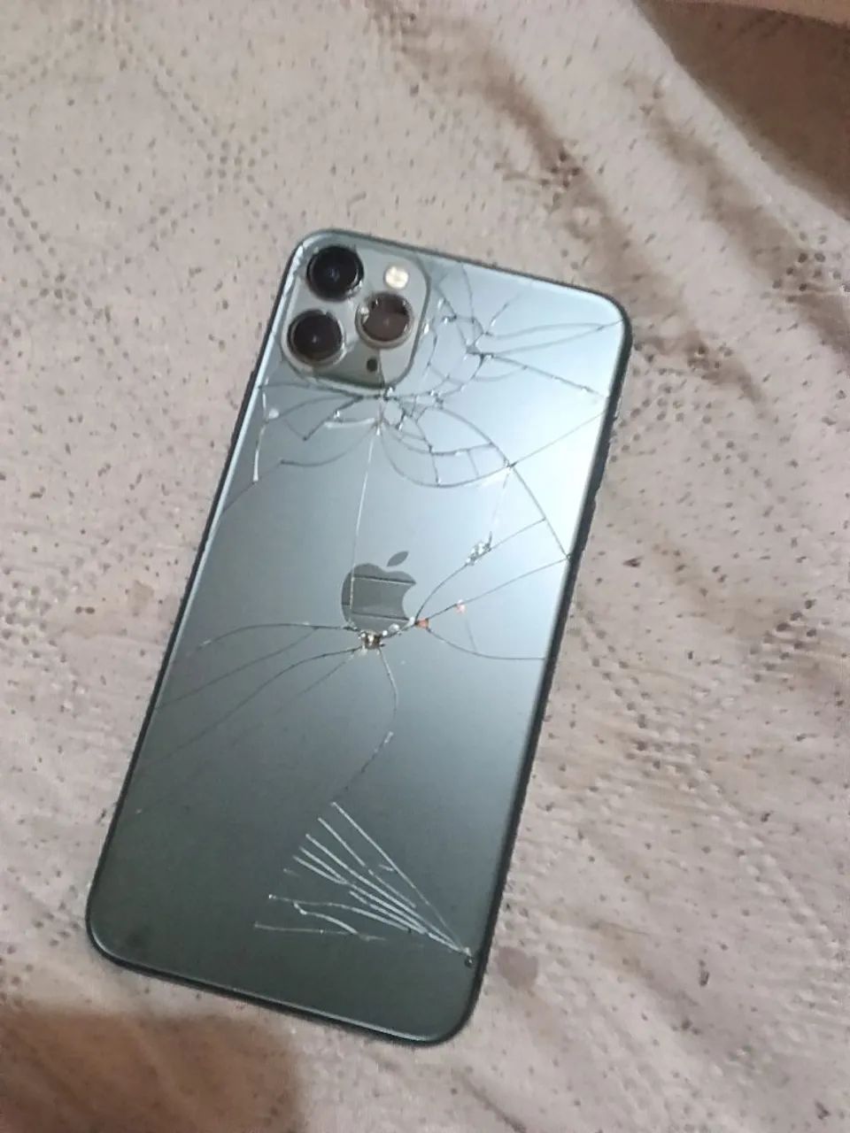 iPhone 11pro Max 900 reais aceito troca - Foto 2