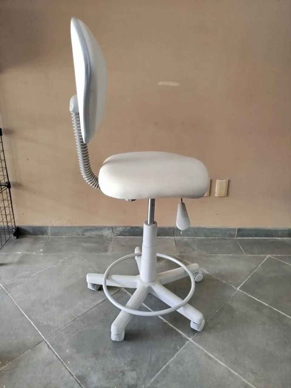 Cadeira Mocho Sela Com Encosto E Apoio De Pé - Foto 3