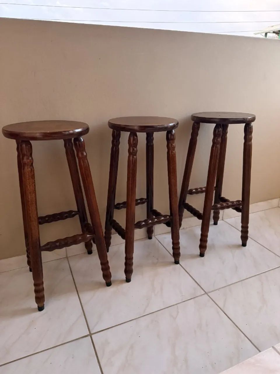 Trio de banquetas - Madeira maciça  - Foto 3
