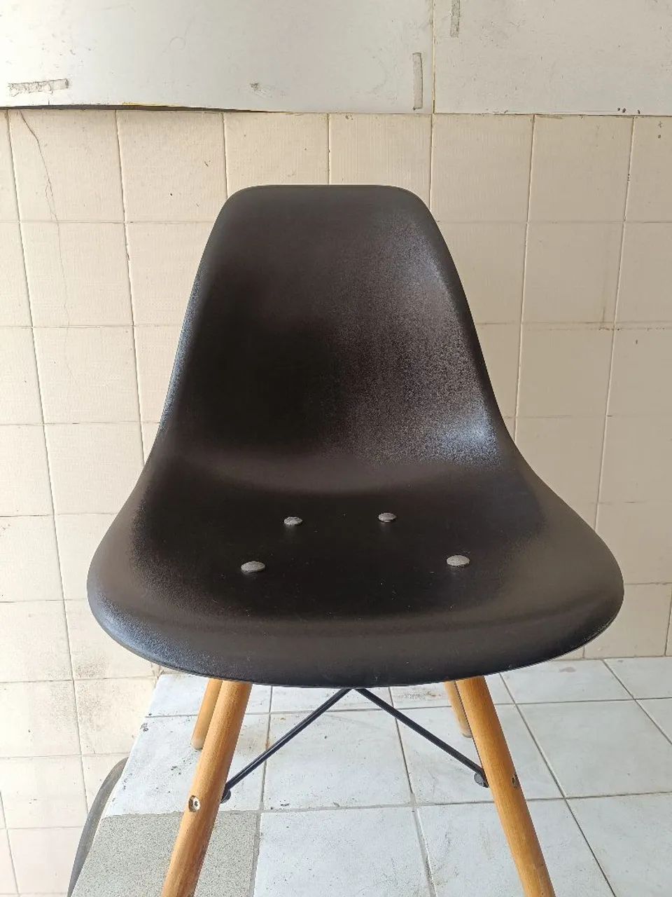 Cadeira em PVC com pés em madeira 