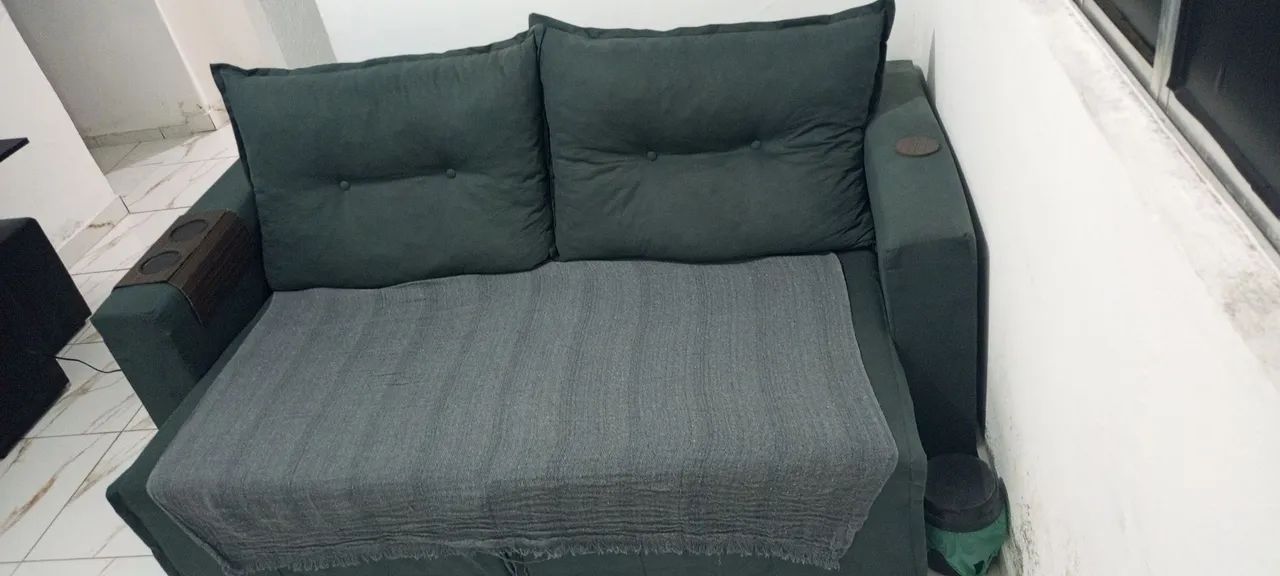 Sofá retrátil + manta e porta copos de brinde 