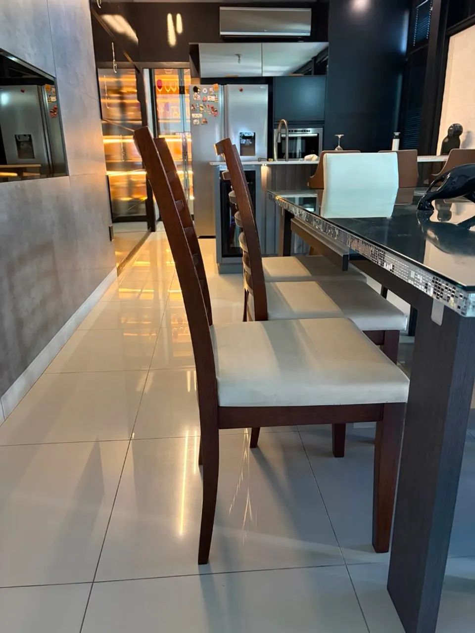 Mesa de madeira com tampo de vidro e oito cadeiras - Foto 3