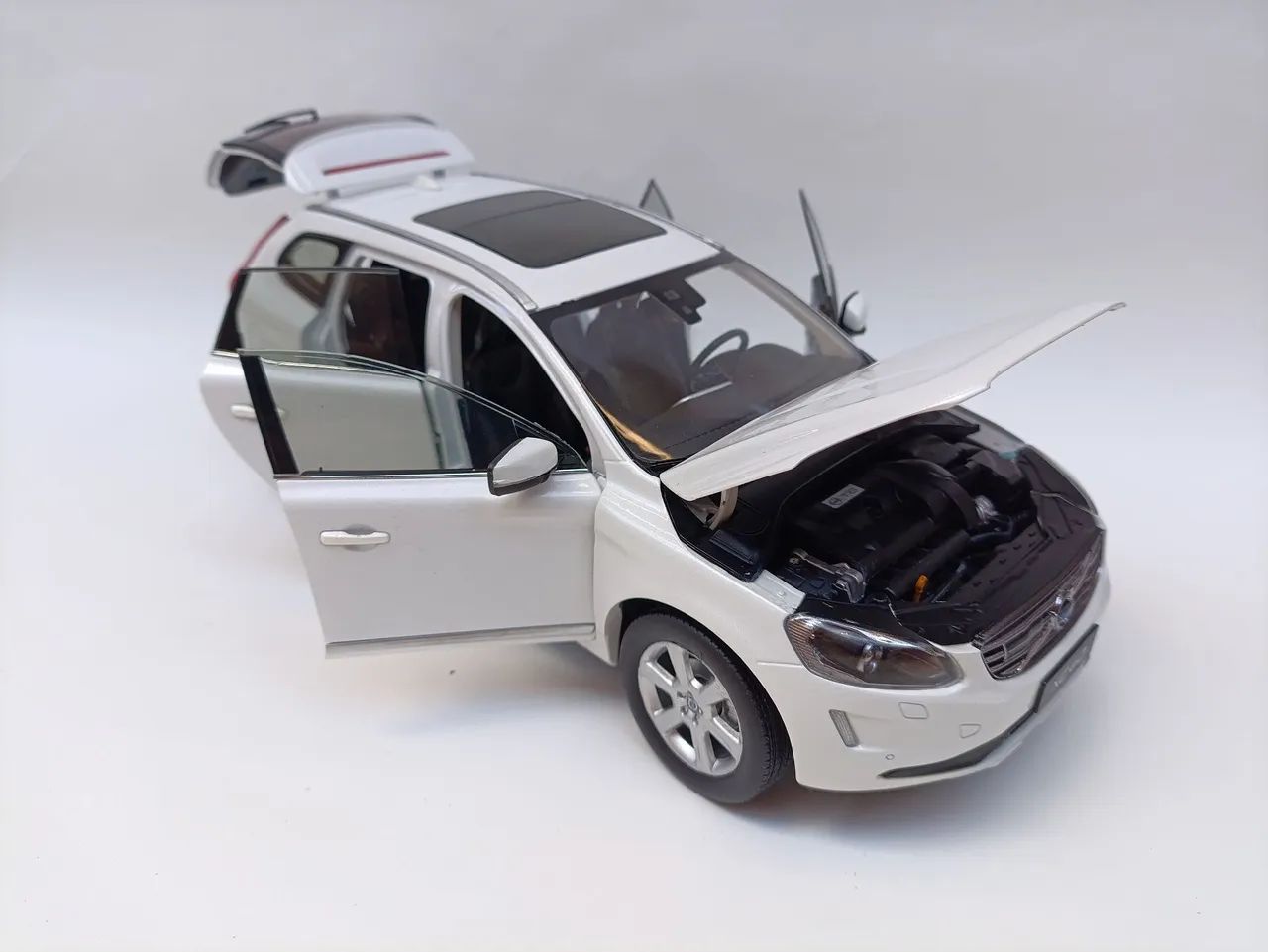 VOLVO XC60 ホワイト 1/18 スケール Miniatura volvo XC60 2016 1:18 - Hobbies e coleções - Jardim Santa