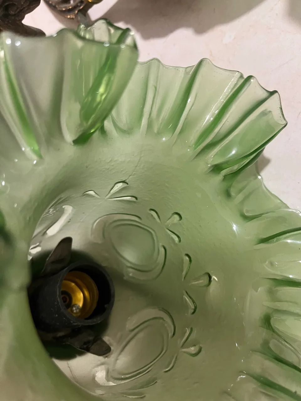Par de arandelas mais lustre em bronze com cúpula verde - Foto 5