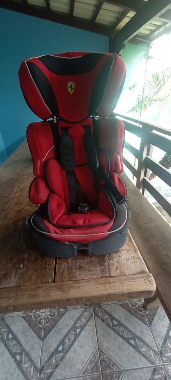 Vende se uma cadeirinha da marca Ferrari original