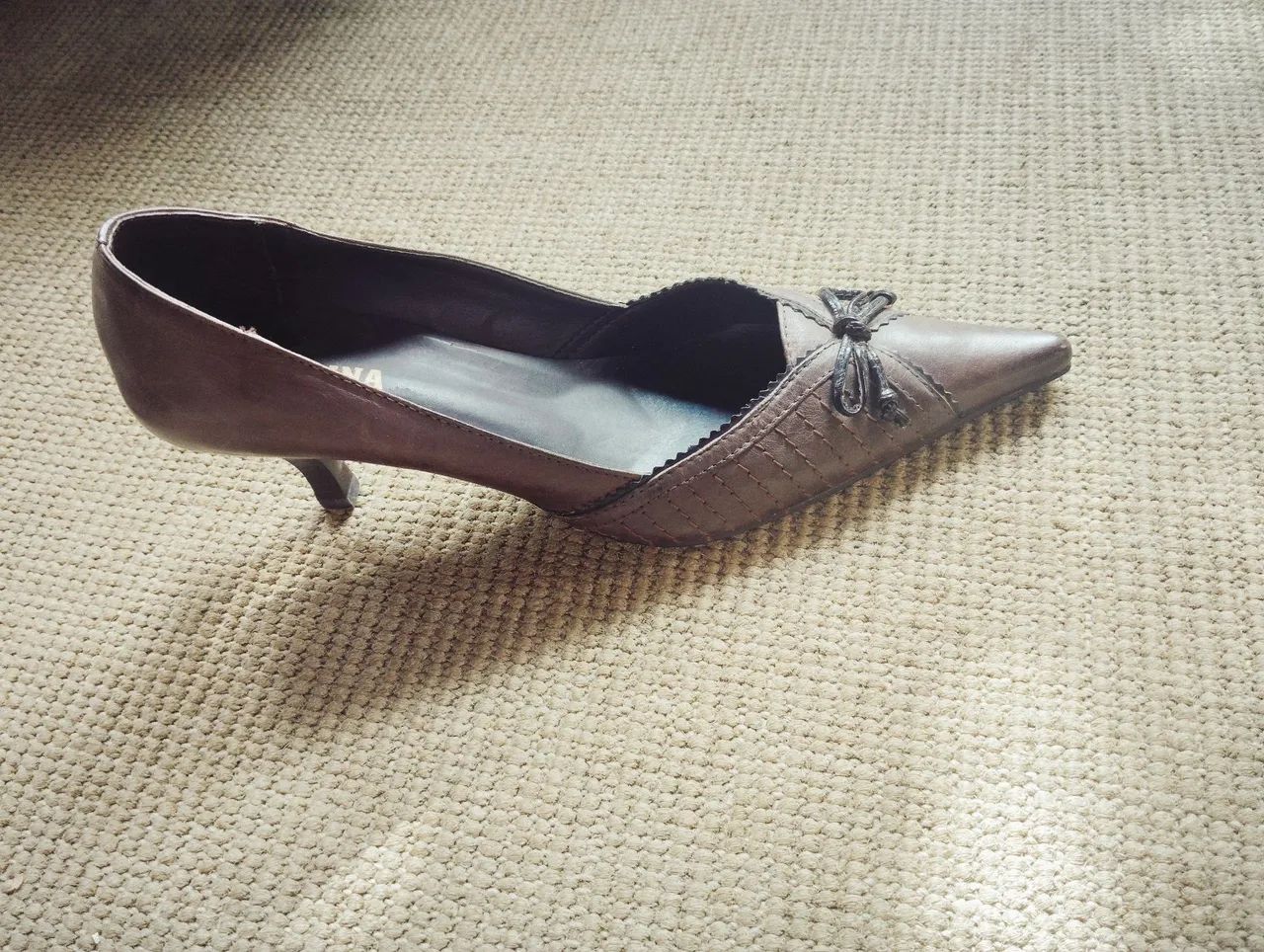 Scarpin marrom em couro  - Foto 3