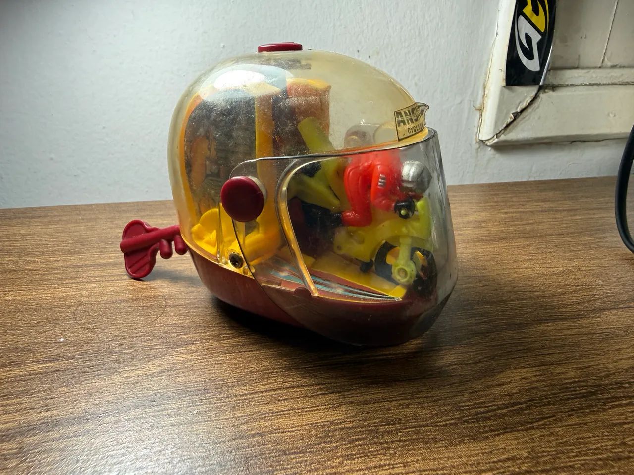 Capacete antigo com moto dentro 