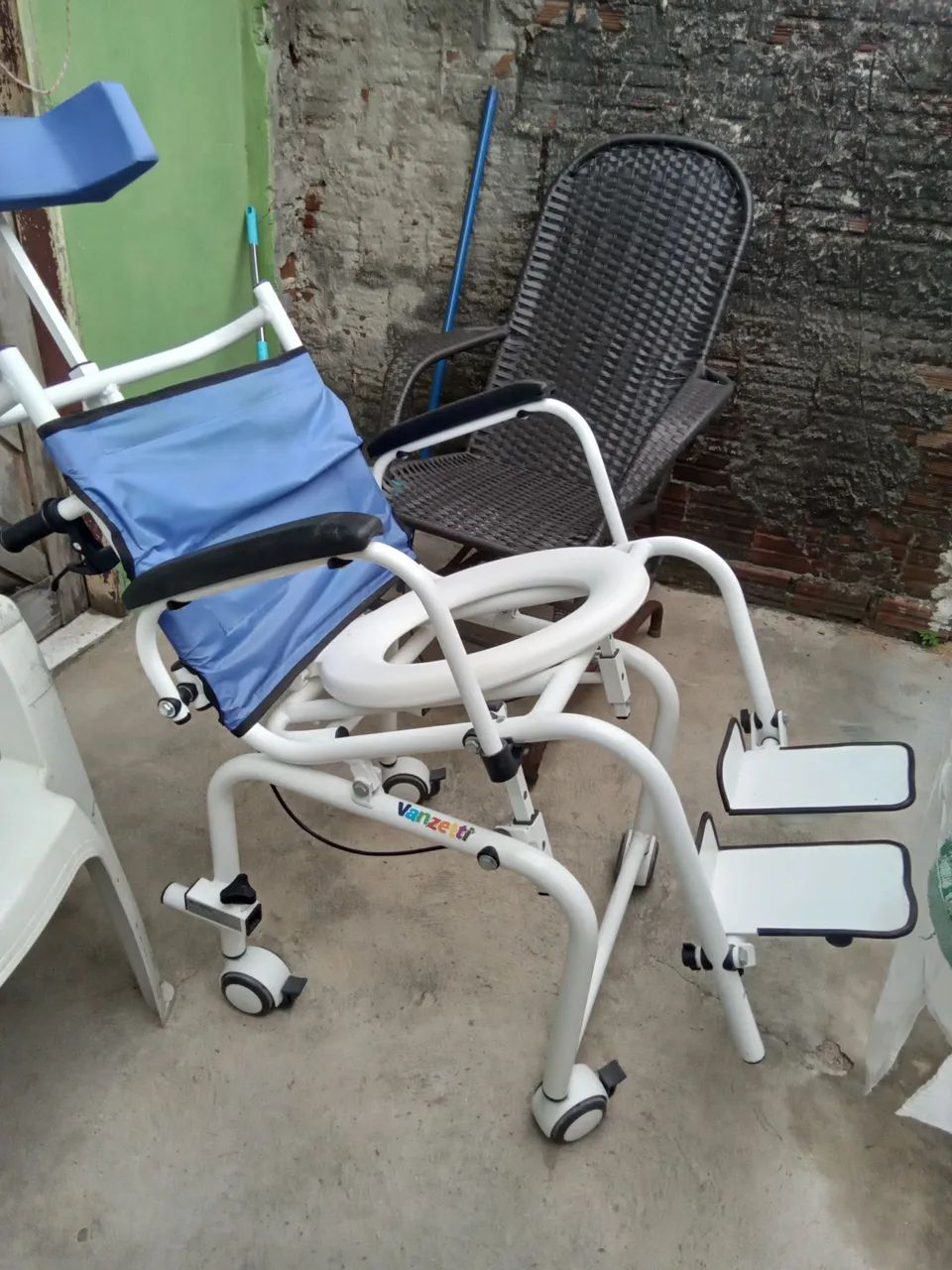 Vendo cadeira de banho reclinável usado apenas 2 vezes - Foto 5