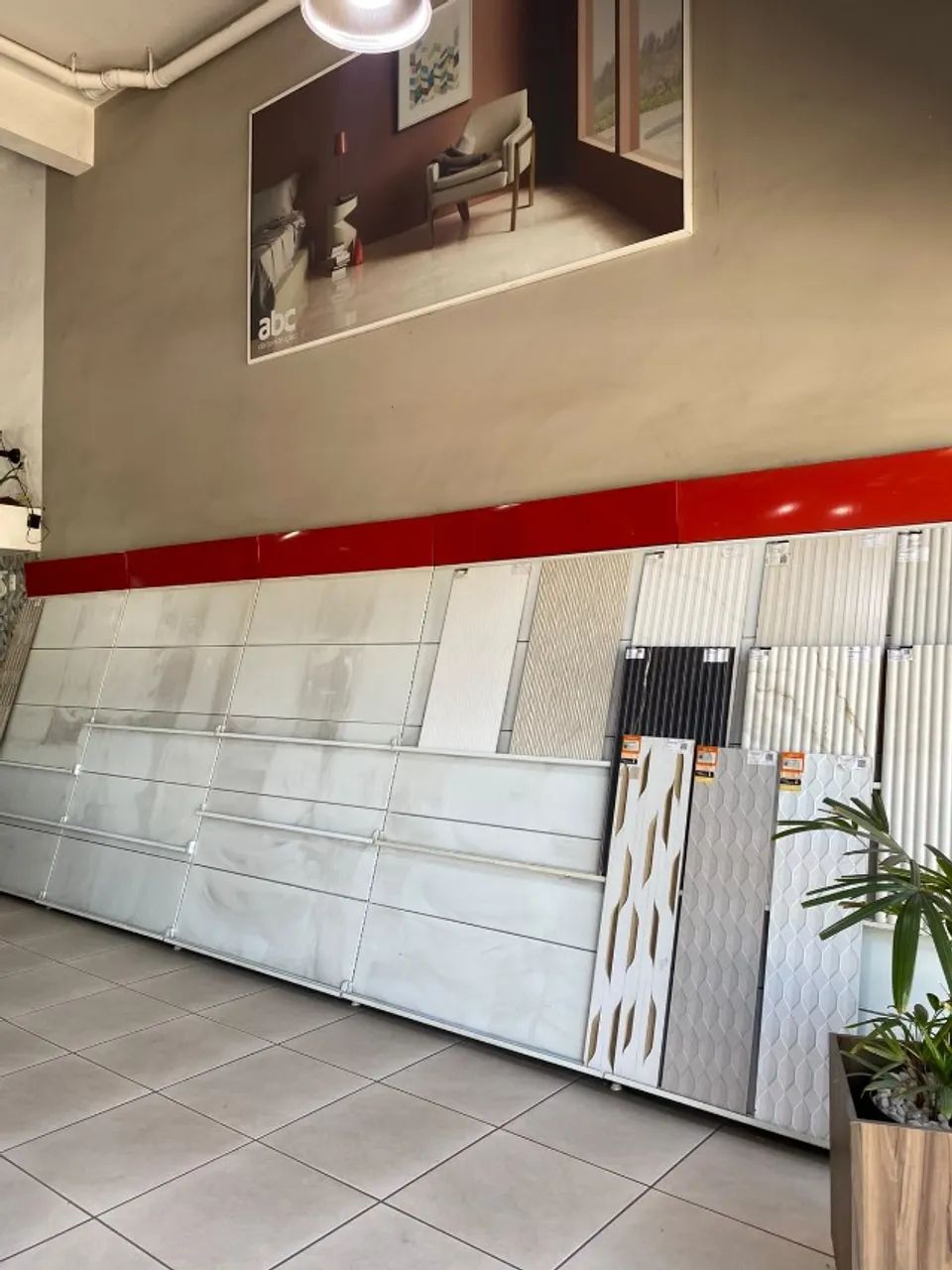  Temos um lote de gôndolas e móveis comerciais de excelente qualidade. - Foto 2