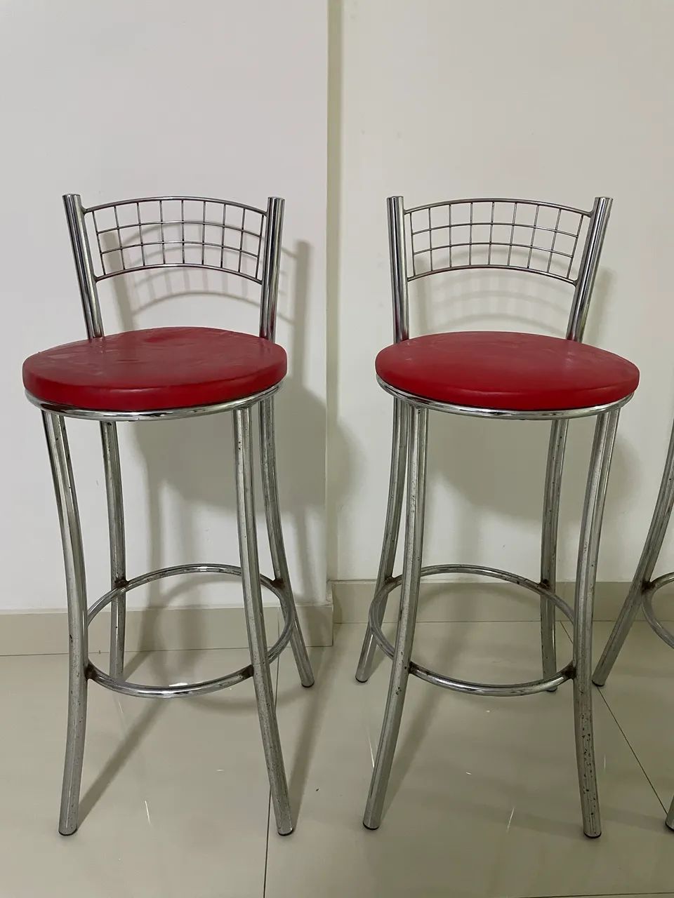 Banqueta Alta com Encosto - R$ 40 cada - Foto 3
