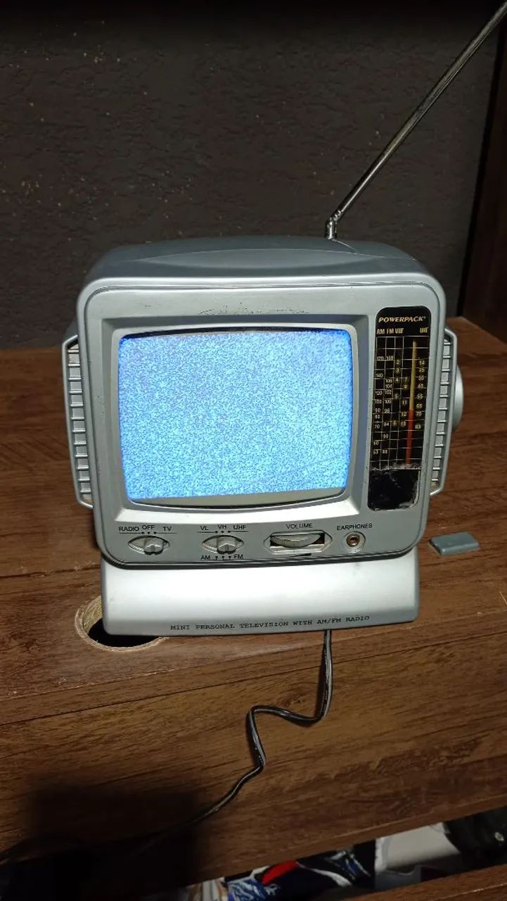 Tv antiga a pilha preta e branco.