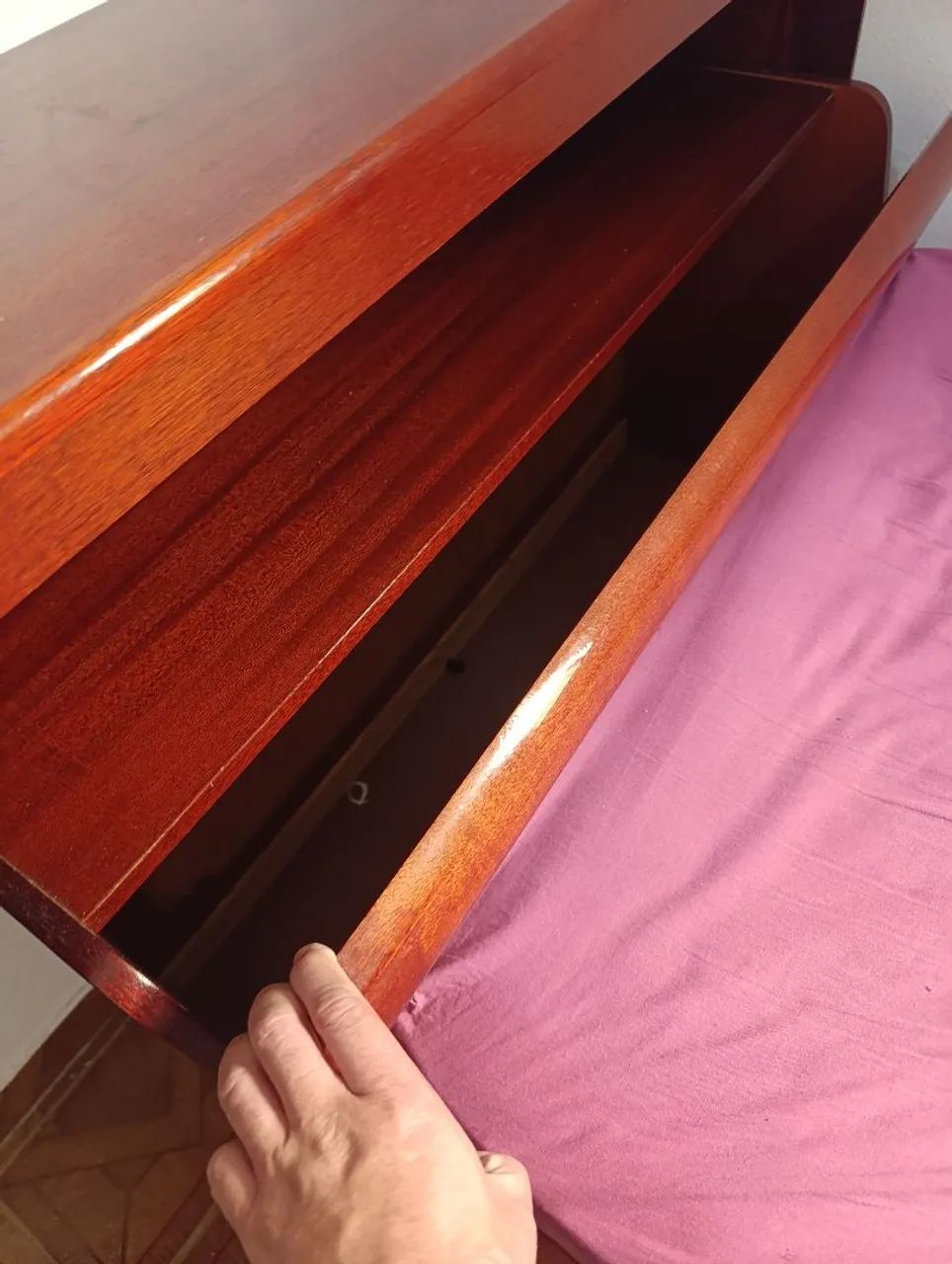 Cama de solteiro com mesa tipo escrivaninha, em mogno. - Foto 3