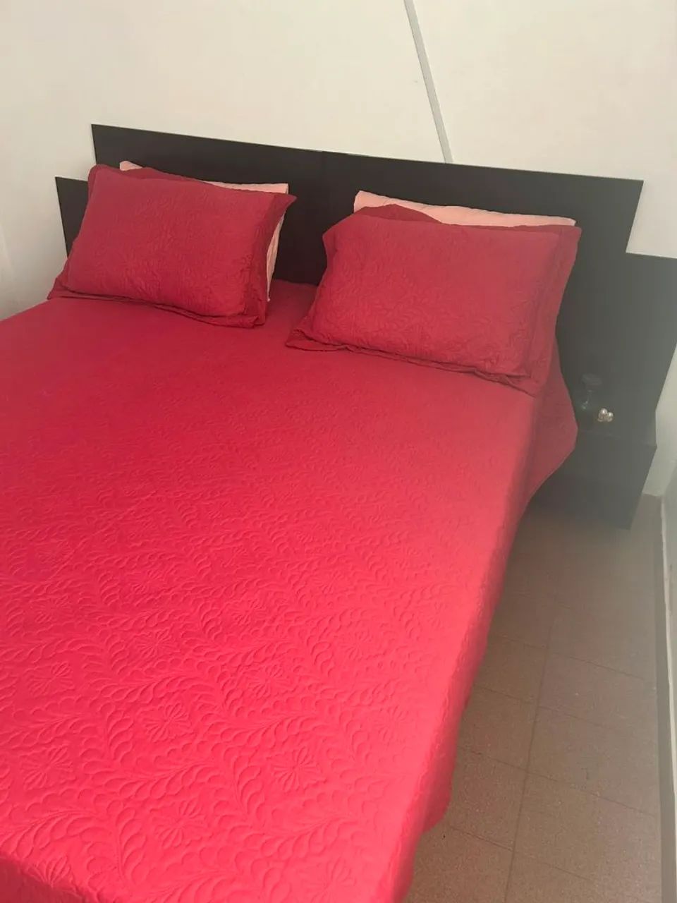 Cama quen e cabeceira semi novas 