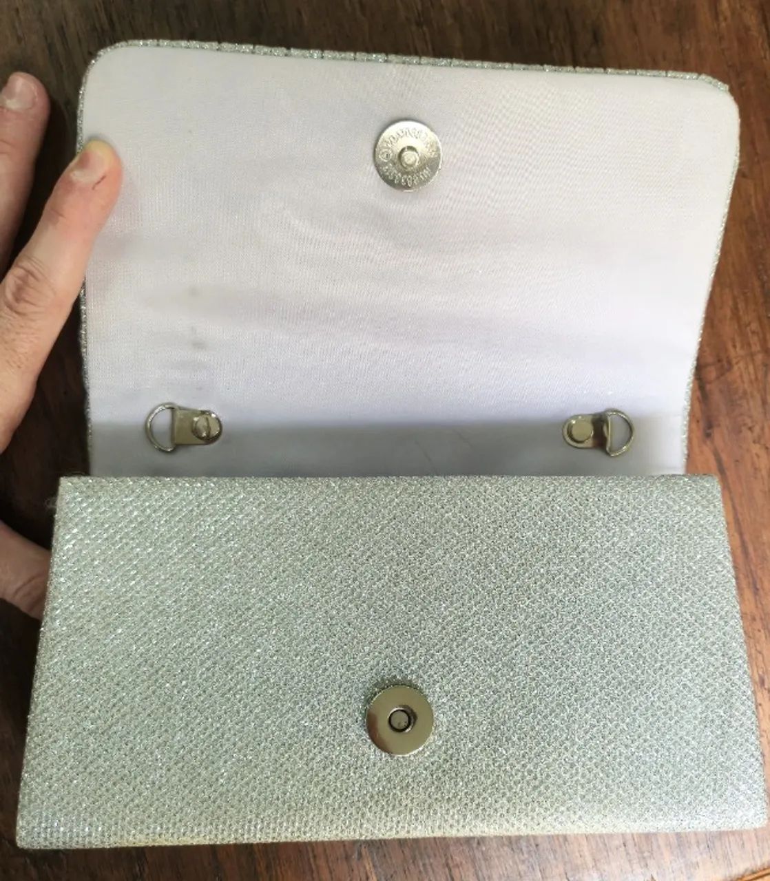 Bolsa de mão prateada brilhante, compacta e elegante - Foto 3