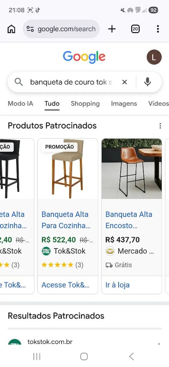 06 - Banquetas de couro e madeira da TOK e STOK. 