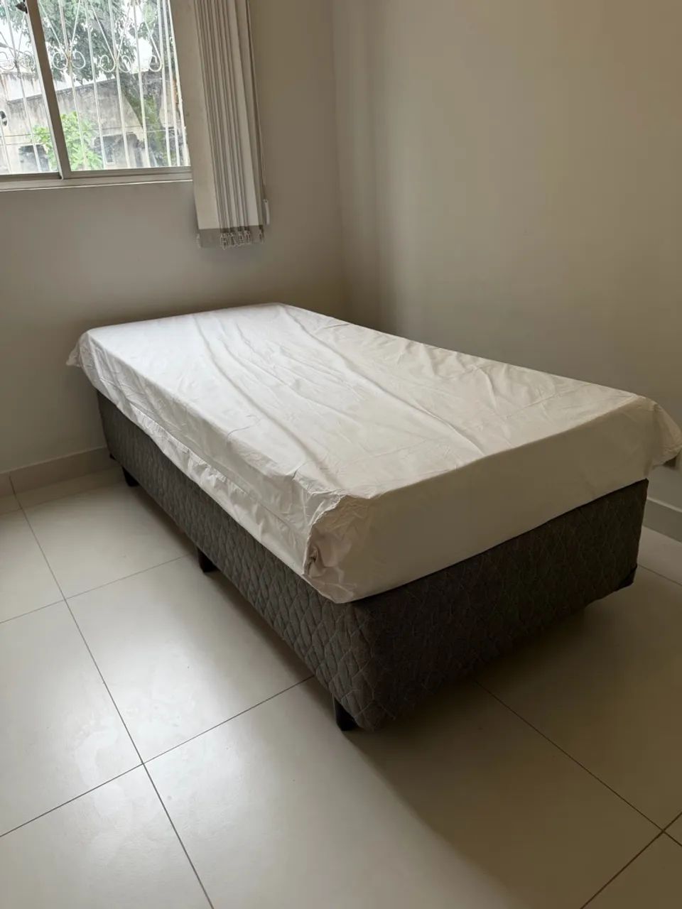 Cama Box solteiro em ótimo estado