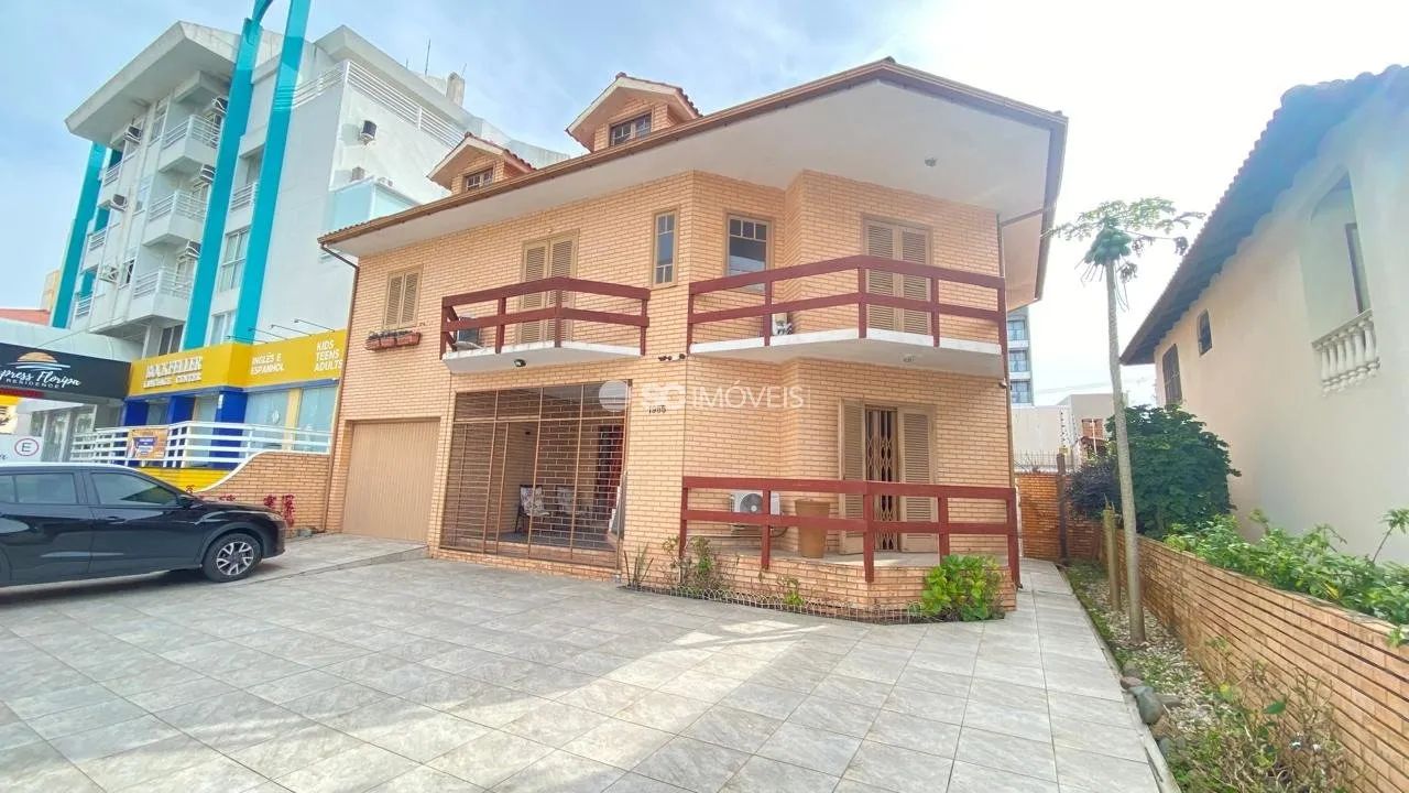 Casa com 6 suítes bem no centrinho