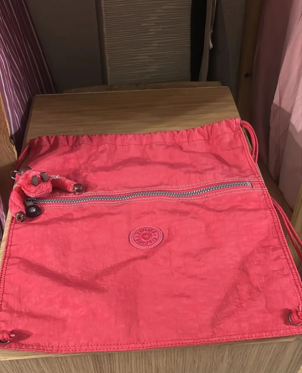 Mochila saco Kipling bem nova acompanha macaquinho  - Foto 4