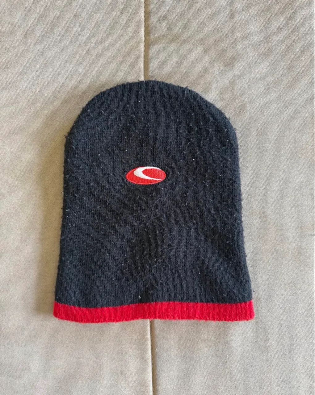 Touca Preta e Vermelha