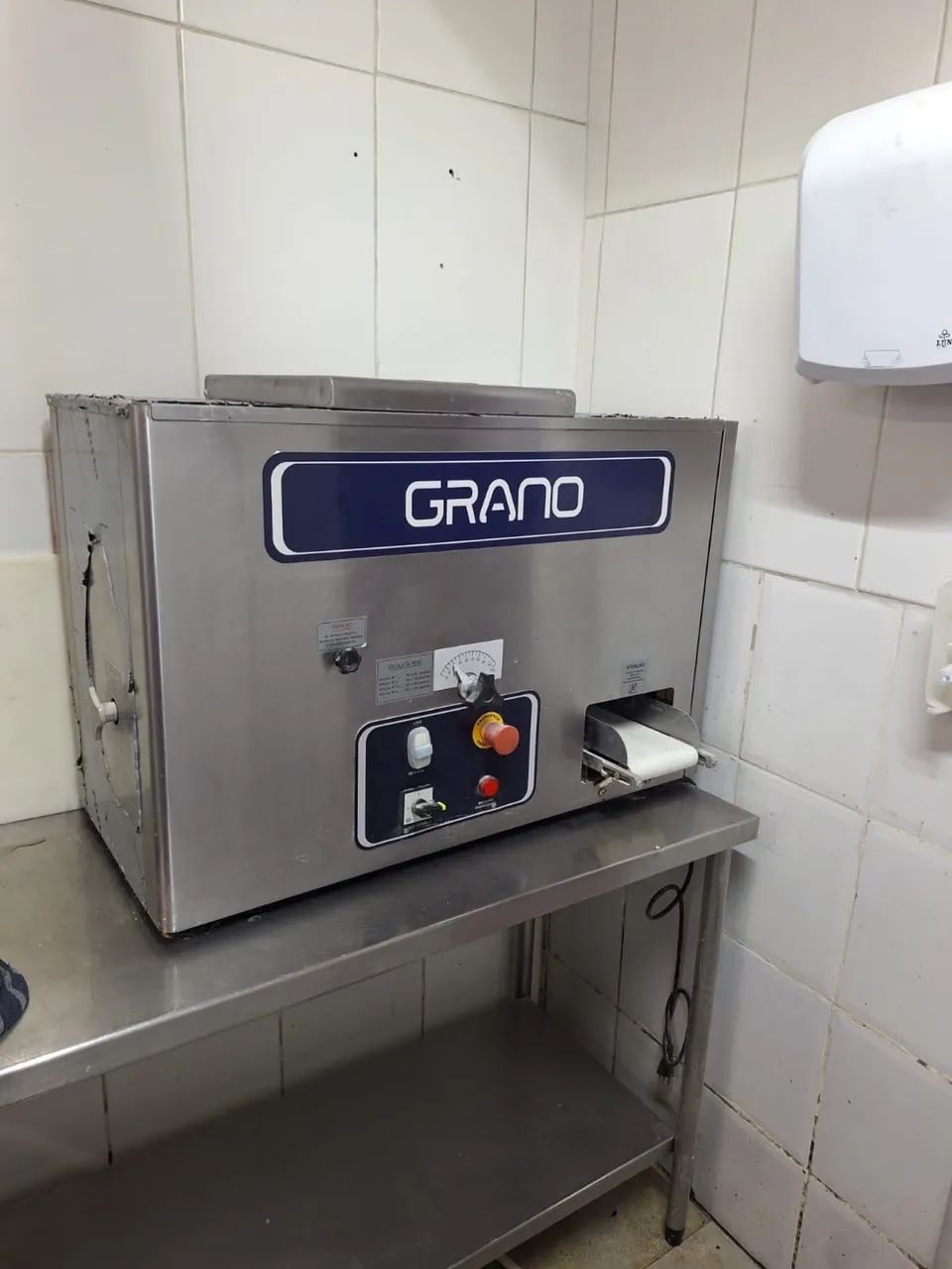 Vendo divisora automática de massa/pizza da Granomac com capacidade de até 30kg. - Foto 2