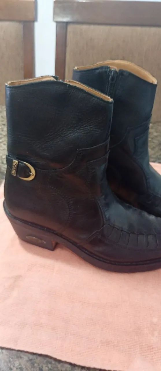 Vende-se bota de couro