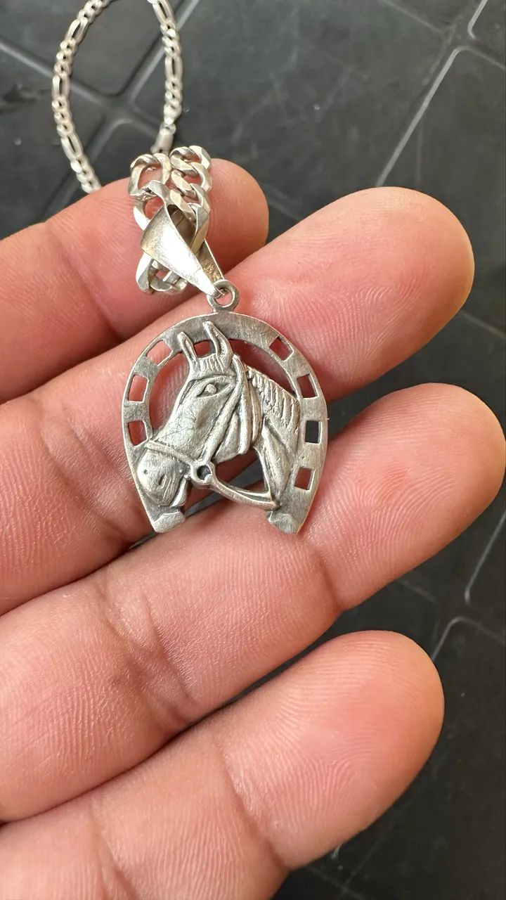 Cordão de prata com pingente 